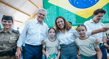 Governo entrega 17,6 mil novos cartões do Bolsa Uniforme a estudantes de CEPMGs